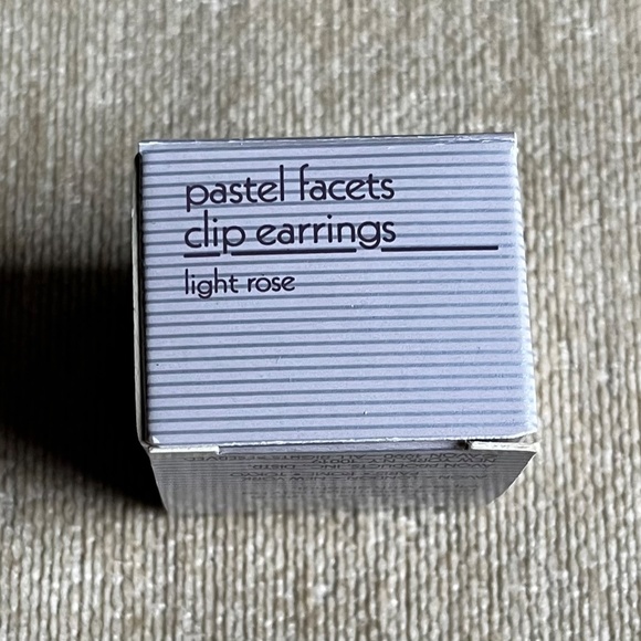 VINTAGE (1990) AVON PASTEL FACETS CLIP-ON EARRINGS (LIGHT ROSE) - Picture 4 of 4